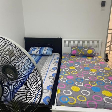 Klia Redza Homestay Kota Warisan Malay Only Sepang Exteriör bild