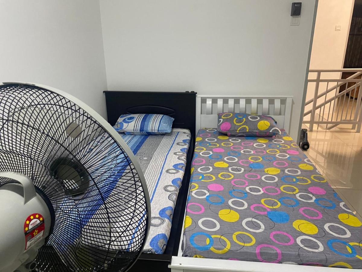 Klia Redza Homestay Kota Warisan Malay Only Sepang Exteriör bild