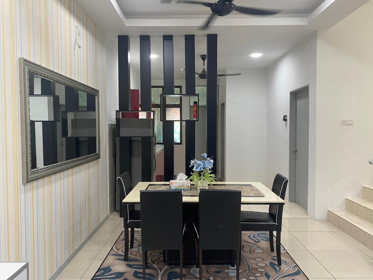Klia Redza Homestay Kota Warisan Malay Only Sepang Exteriör bild