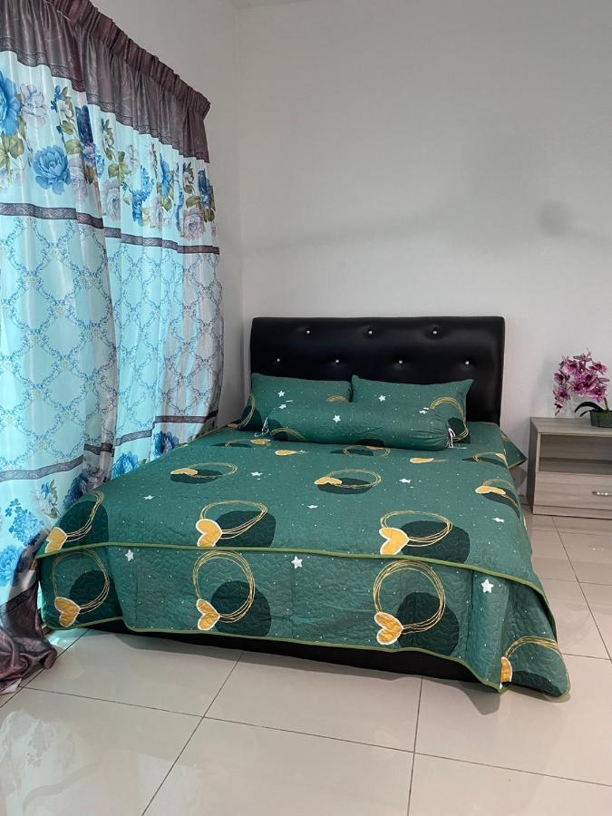 Klia Redza Homestay Kota Warisan Malay Only Sepang Exteriör bild